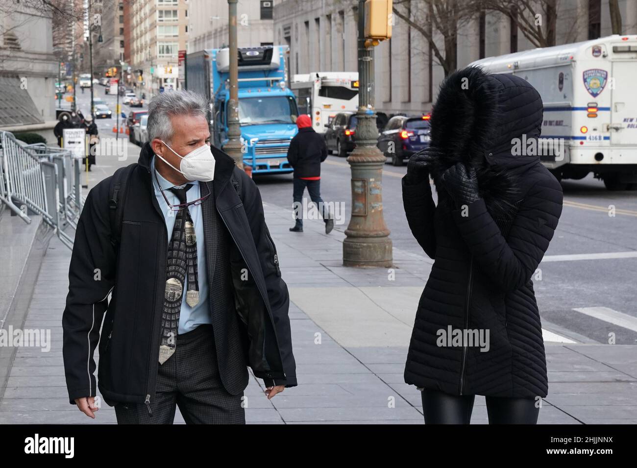 New York, New York, USA. 21st Januar 2022. Dr. SETH FISHMAN und seine Frau Hanna kommen am 21. Januar 2022 in New York zum US-Gerichtsgebäude von Daniel Patrick Moynihan für ein Bundespferdoping. (Bild: © Bryan Smith/ZUMA Press Wire) Stockfoto