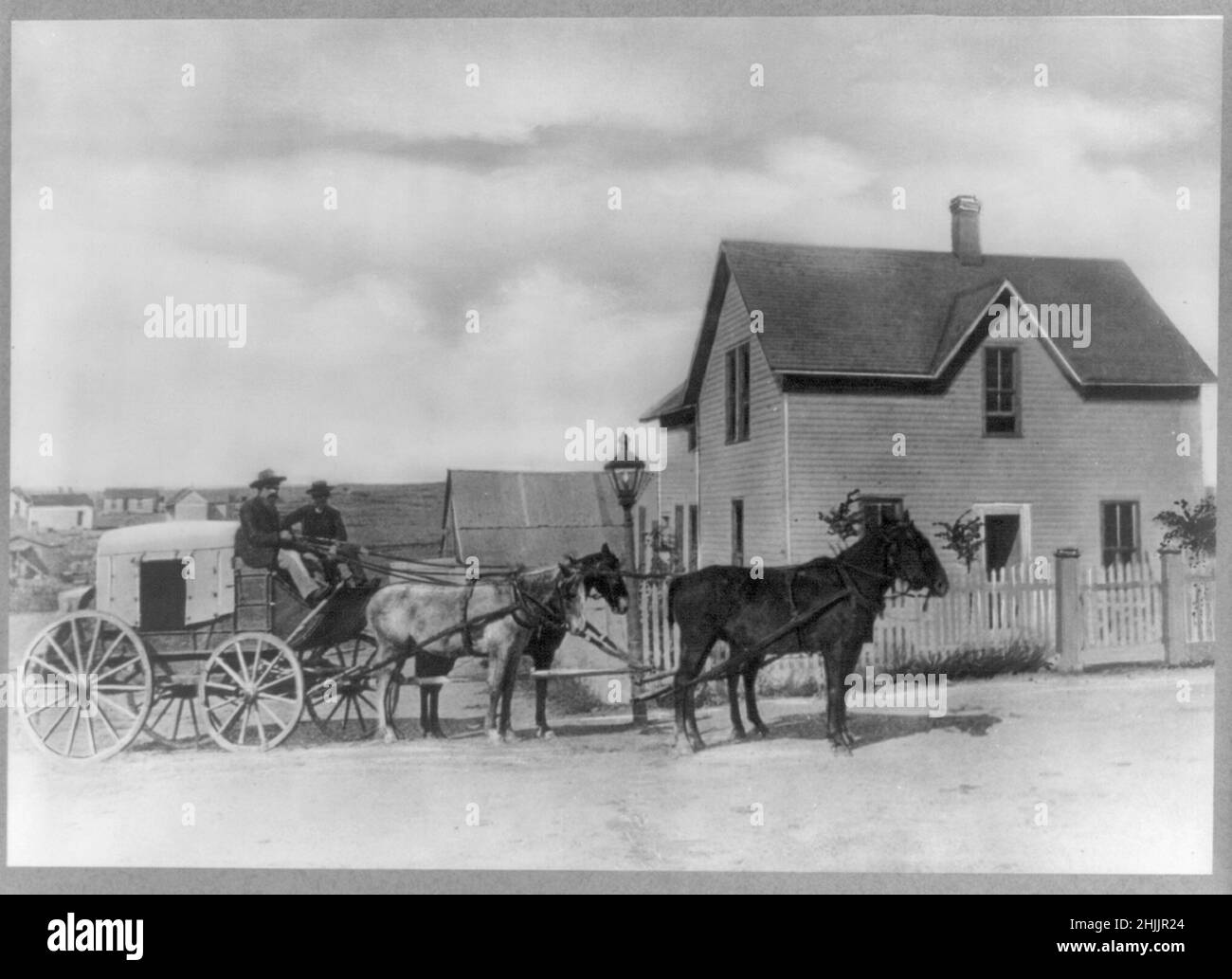 Dodge City, Kansas - Pferdewagen - zwei Männer, die vorne auf dem Bühnenwagen sitzen, von Western Kansas nach Oklahoma Territory, außerhalb des Hauses - 1880 Stockfoto