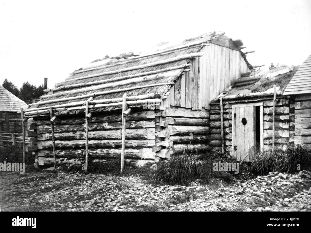Edward S Curtis Foto einer Alakan Barabara oder Blockhütte - 1899 Stockfoto