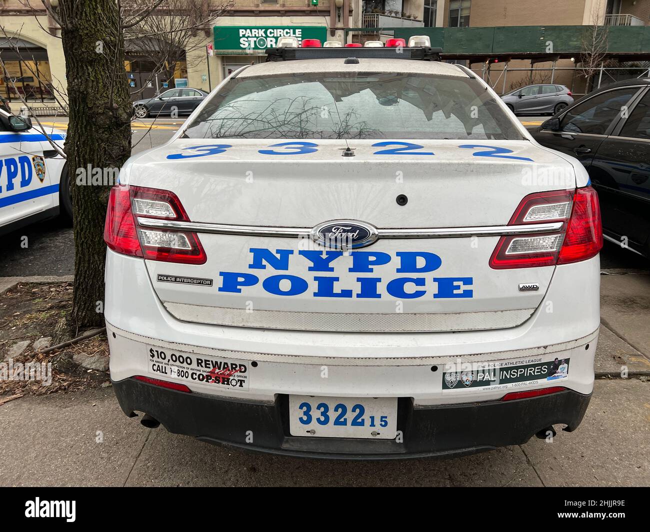 Das hintere Ende eines Polizeikreuzers der New Yorker Polizei parkte vor einem Pricinct in Brooklyn, New York. Stockfoto