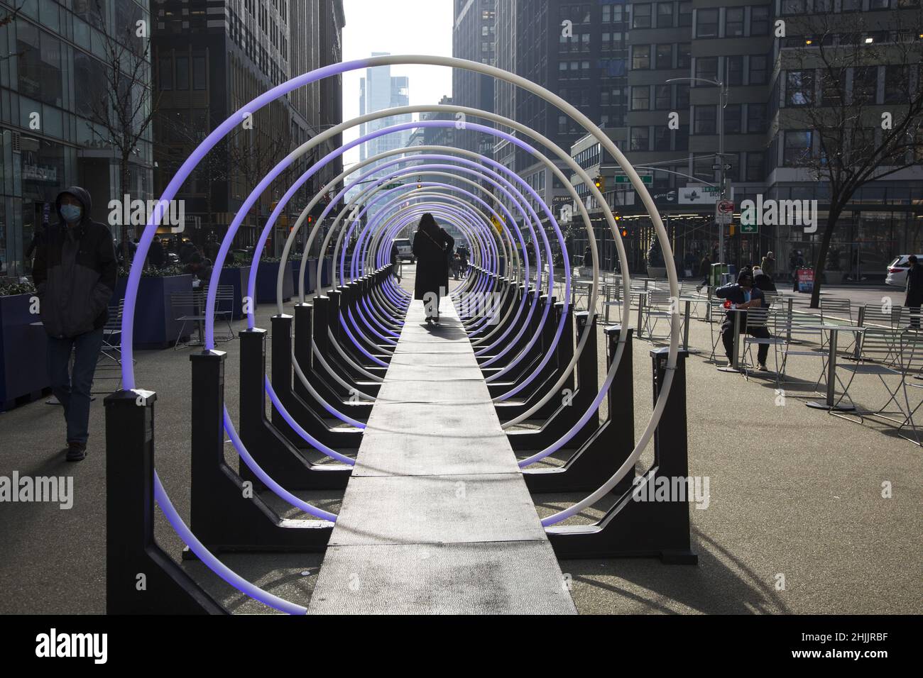 Interaktive Kunstinstallation am Broadway im Viertel Times Square. „die von Serge Maheus geschaffene Passage ist ein immersives, minimalistisches, kontemplatives und interaktives Kunstwerk, das die emotionalen Verbindungen untersucht, die wir mit Licht und Klang entwickeln. Passage: Der Akt, sich auf dem Weg von einem Ort zum anderen durch oder an etwas vorbei zu bewegen, und auch der Prozess des Übergangs von einem Zustand zum anderen in einer zeitlichen Dimension.“ Stockfoto