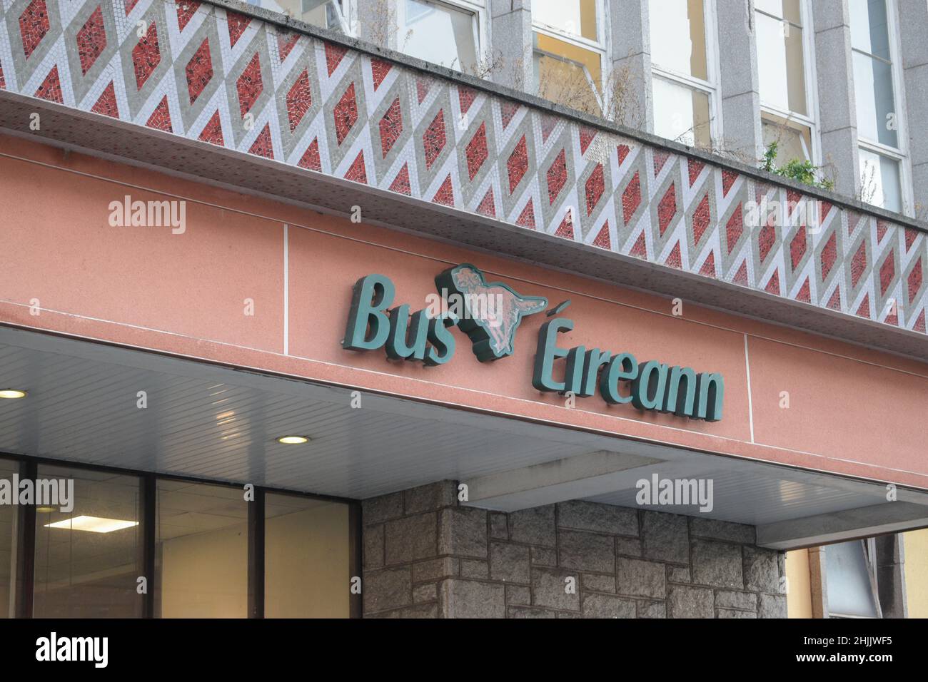 Der Busbahnhof Cork befindet sich am Cork Parnell Place und bietet Expressway- und Regionalverbindungen, die von Bus Éireann betrieben werden. Stockfoto