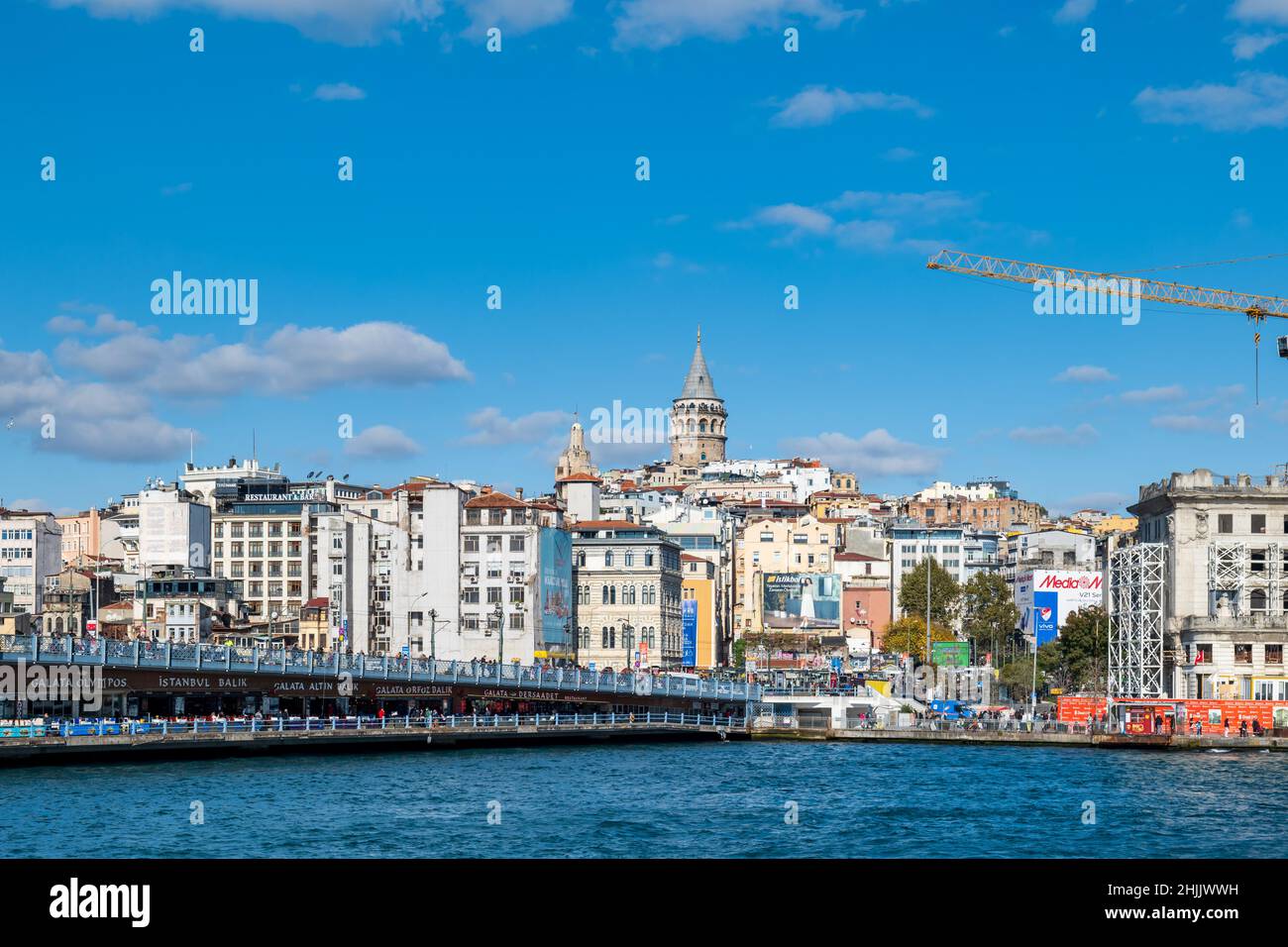 Istanbul, Türkei - November 2021: Istanbul Stadtbild mit Galata-Turm und Galata-Brücke. Blick auf die Stadt des Istanbuler Stadtteils Galata vom Bosporus aus Stockfoto