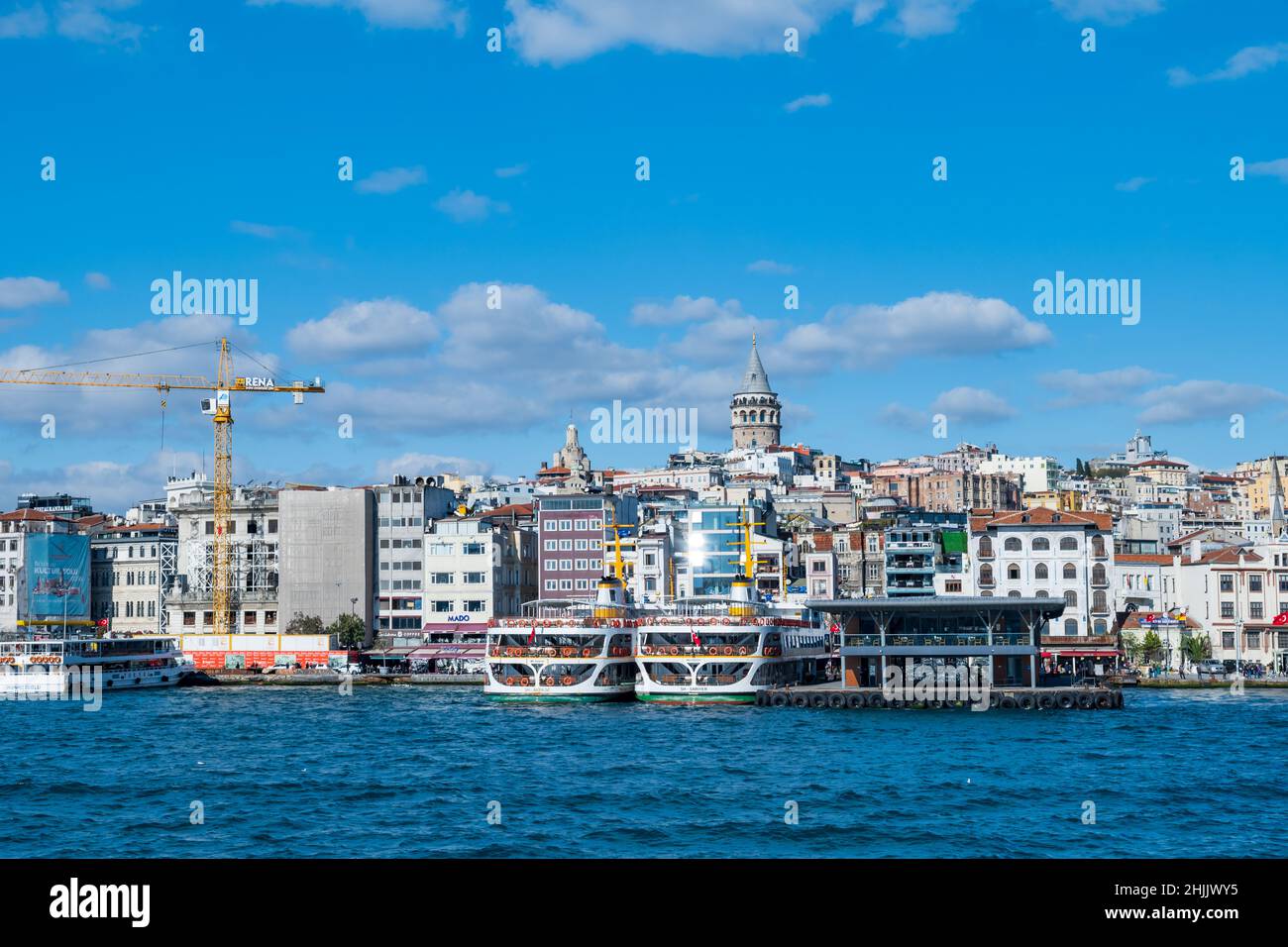 Istanbul, Türkei - November 2021: Istanbul Stadtbild mit Galata Turm und Fähranleger. Blick auf die Stadt des Istanbuler Stadtteils Galata vom Bosporus aus Stockfoto