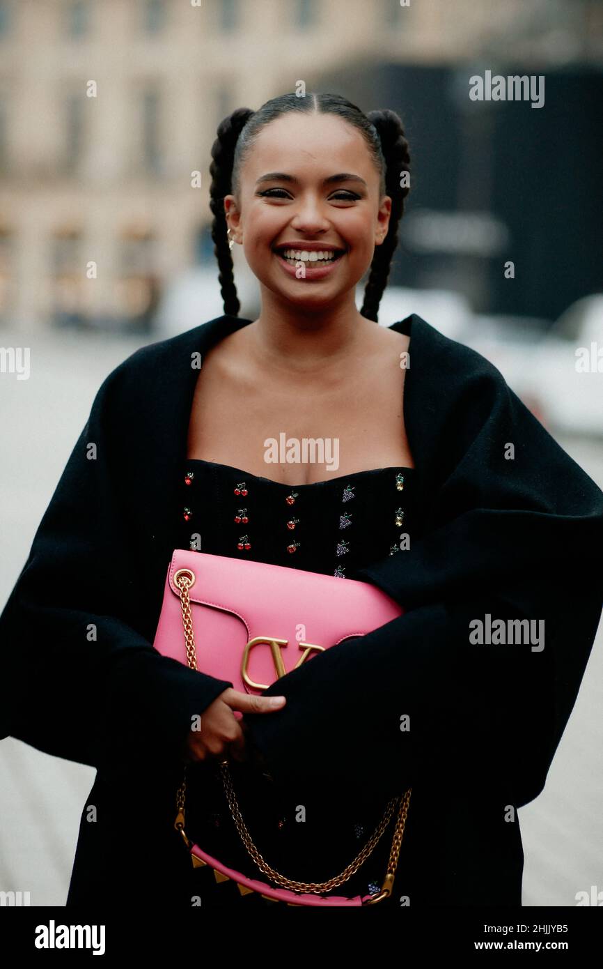 Paola Locatelli, im Stil der Straße, bei der Valentino Spring Summer