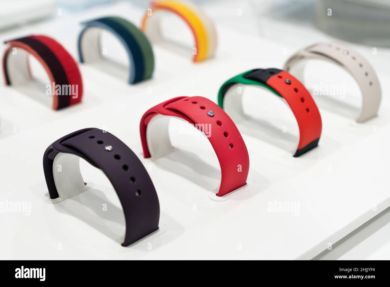 Krasnoyarsk, Russland, 25 01 2022: Bunte, helle Armbänder für die Apple Watch in einem Einkaufszentrum. Stockfoto