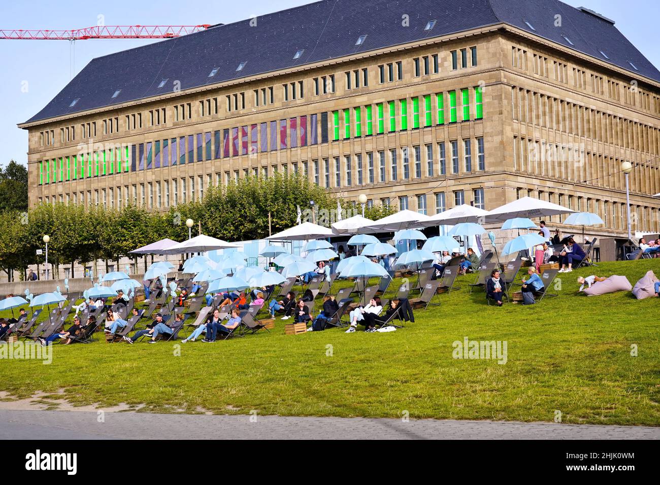 'Staycation': Entspannender Sommernachmittag am Stadtstrand am Rhein in Düsseldorf. Stockfoto