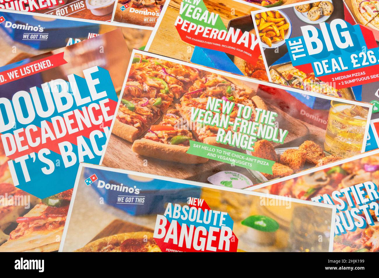 UK Domino's Pizza Direktmarketing-Prospekte aus der Mailbox und mit neuen Menüeinträgen. Für die Bestellgewohnheiten von Covid zum Mitnehmen von Lebensmitteln in Großbritannien. Stockfoto