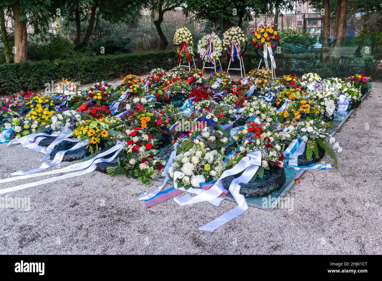 Amsterdam, Niederlande. 30. Januar 2022. Das Auschwitz-Denkmal (auch als Spiegelmonument „Never More Auschwitz“ oder „Broken Mirrors“ bekannt) im Amsterdamer Wertheim Park ist am Nationalen Holocaust-Gedenktag mit Blumenkränzen bedeckt. Kredit: Steppeland/Alamy Live Nachrichten Stockfoto
