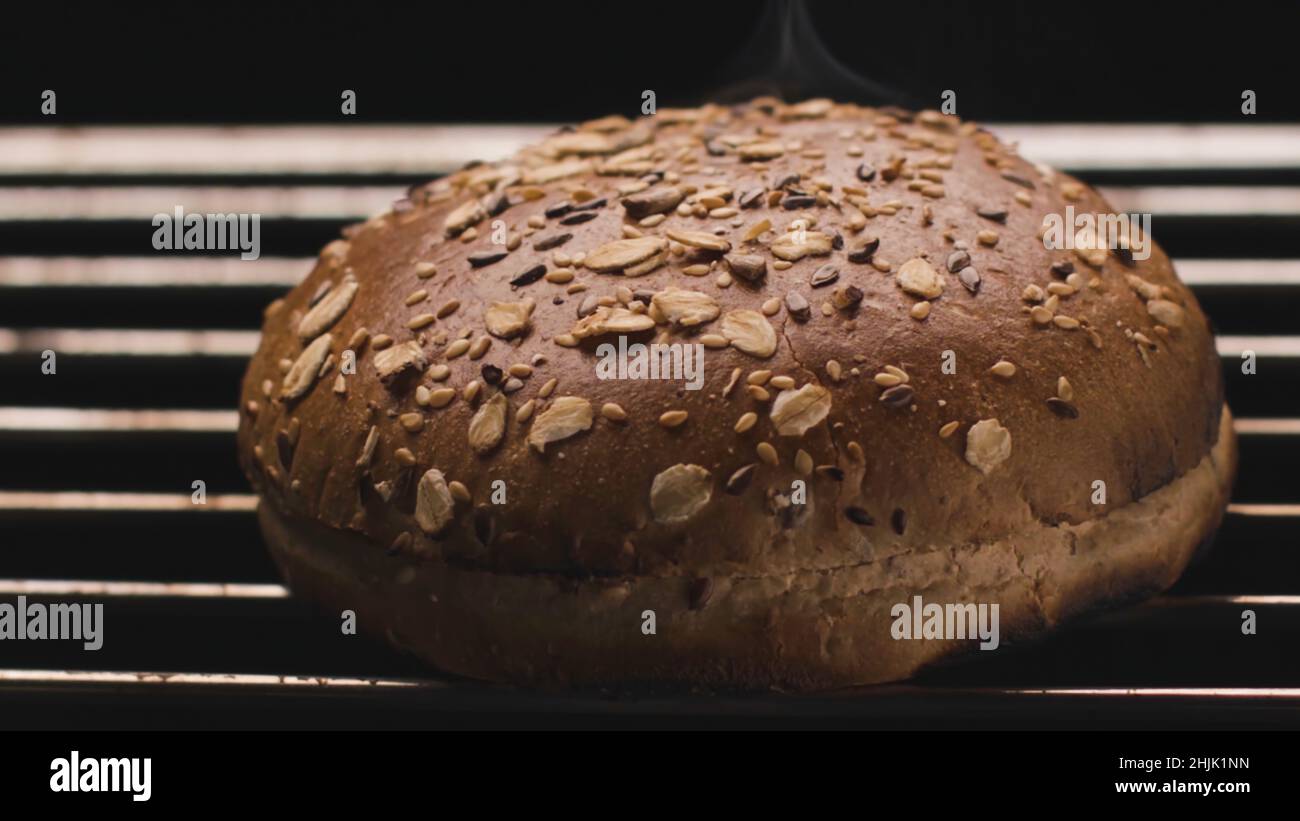 Nahaufnahme eines heißen Burger-Bun auf dem Grill. Archivmaterial ...