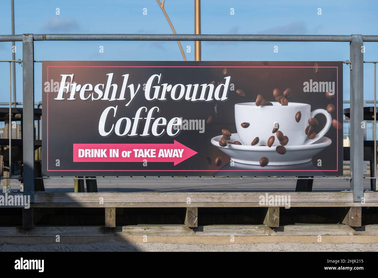 Frisch gemahlener Kaffee-Schild mit einem Pfeil, der den Weg zu einem Take Away oder Drink im Kaffeehaus weist Stockfoto