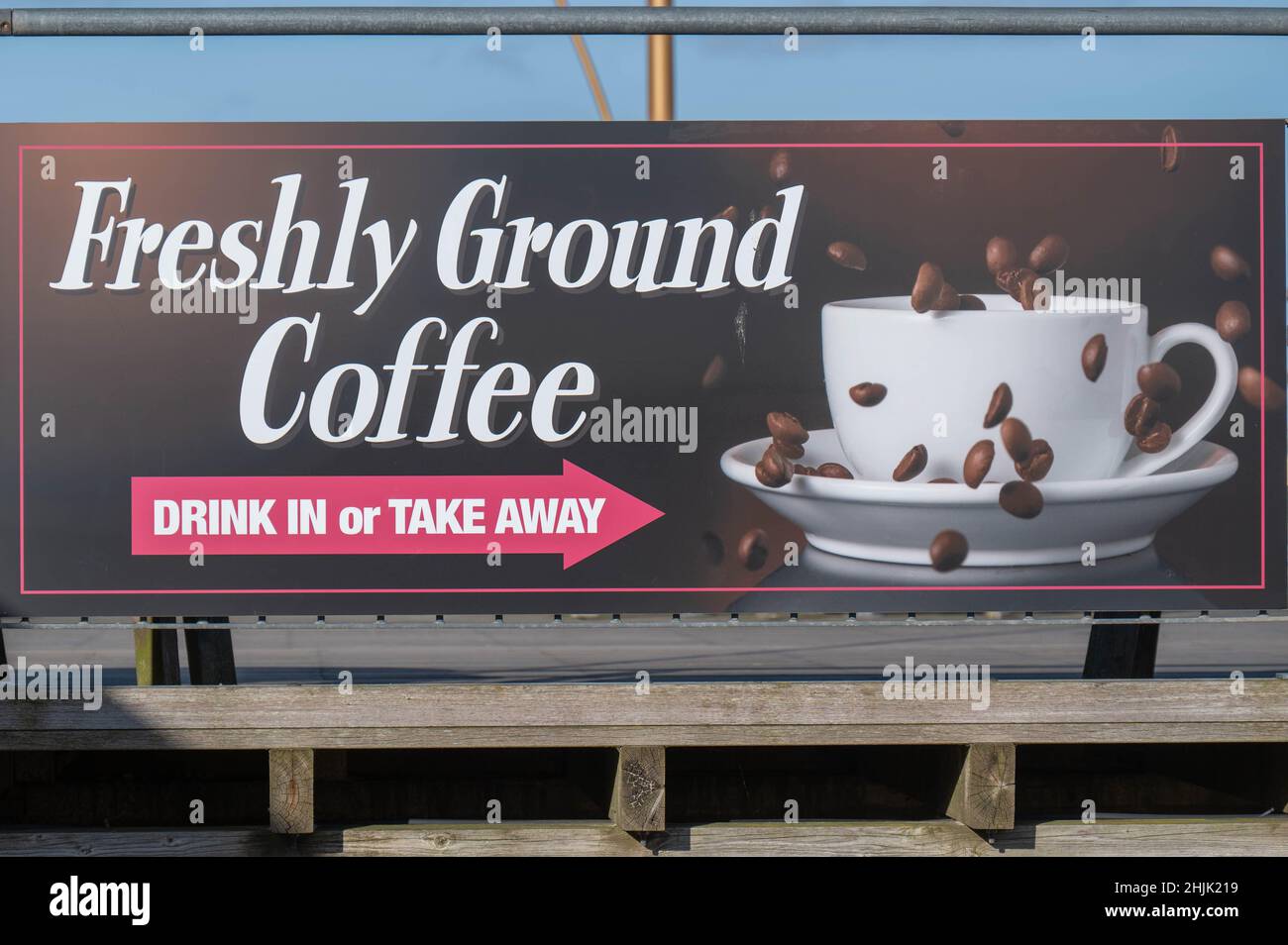 Frisch gemahlener Kaffee-Schild mit einem Pfeil, der den Weg zu einem Take Away oder Drink im Kaffeehaus weist Stockfoto