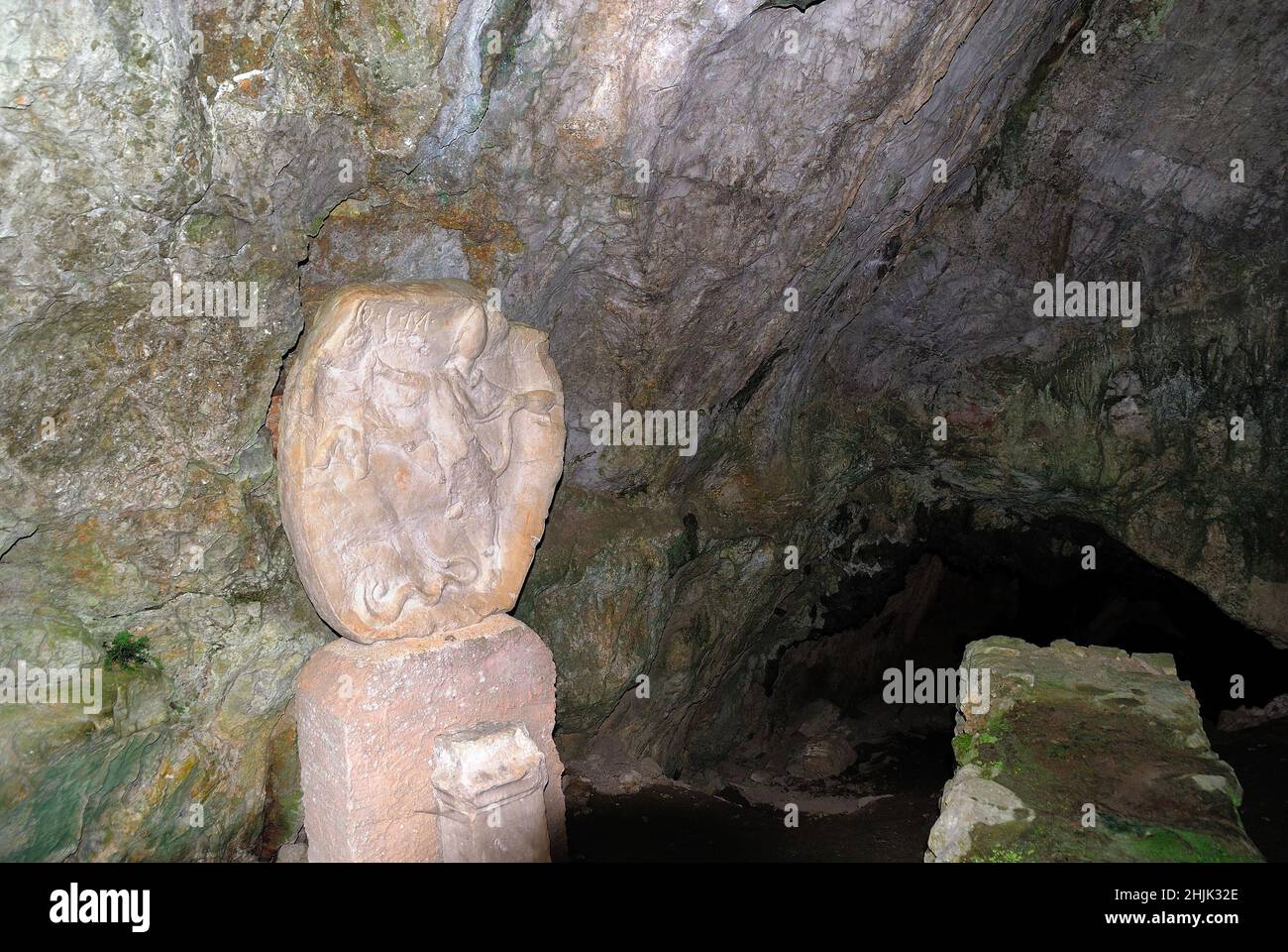 Das Duino Mithraeum ist ein Mithraeum in der Nähe von Duino, in der Provinz Triest, Nordostitalien. Mithraea waren Kultstätten für die Anhänger der römischen Mysterienreligion, die als die mithraischen Mysterien bekannt ist. Im Gegensatz zu den meisten anderen Mithraea ist das Duino Mithraeum eine natürliche Höhle. Stockfoto Das Duino Mithraeum ist ein Mithraeum in der Nähe von Duino, in der Provinz Triest, Nordostitalien. Mithraea waren Kultstätten für die Anhänger der römischen Mysterienreligion, die als die mithraischen Mysterien bekannt ist. Im Gegensatz zu den meisten anderen Mithraea ist das Duino Mithraeum eine natürliche Höhle. Stockfoto