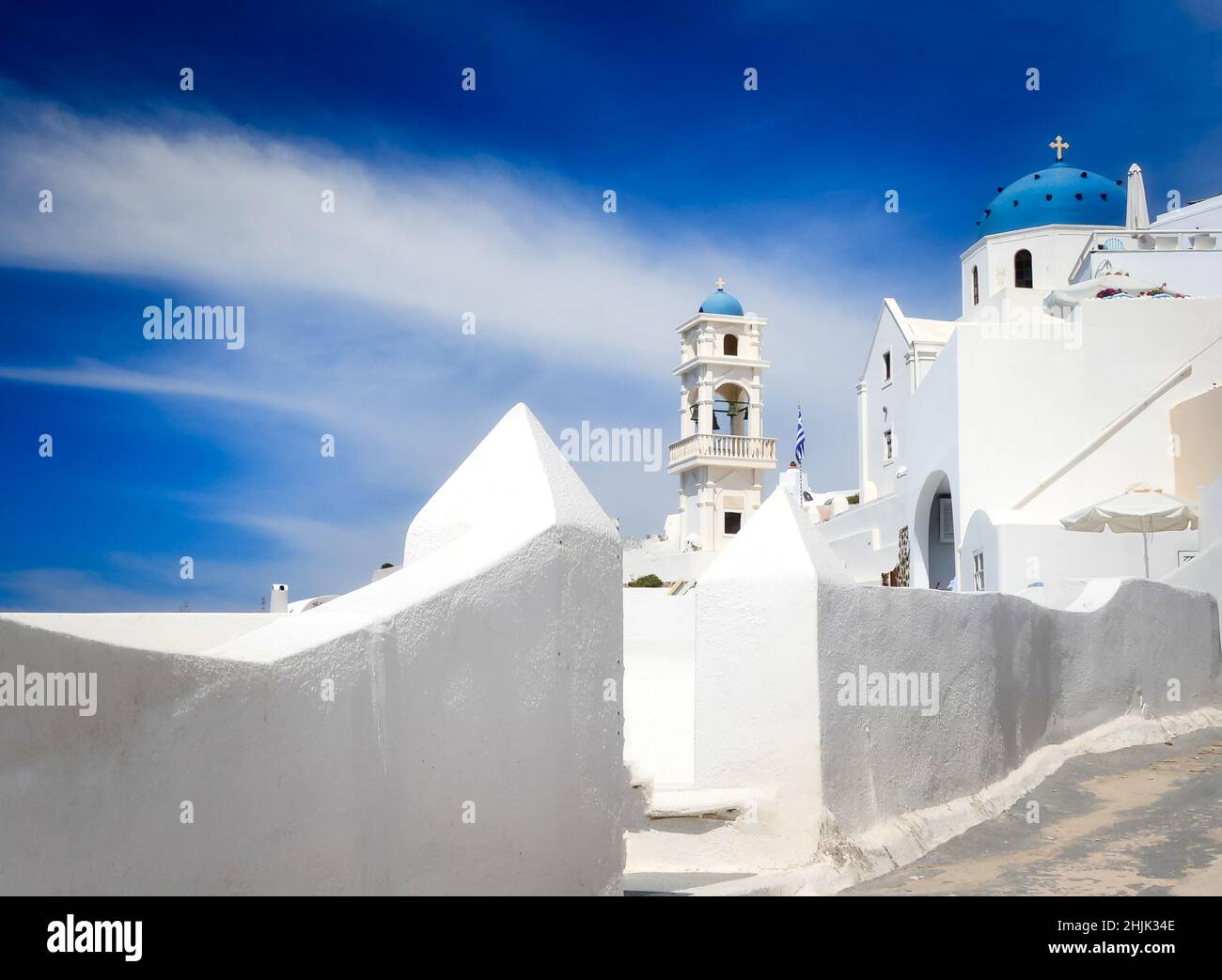 Traditionelle weißgetünchte Kirche, Santorini, Kykladen-Inseln, Griechenland Stockfoto