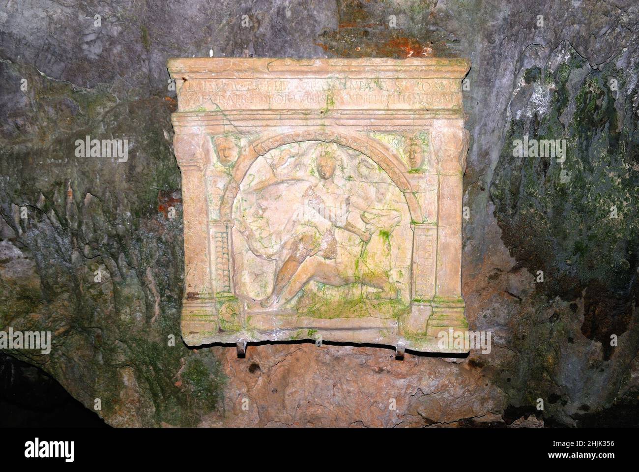 Das Duino Mithraeum ist ein Mithraeum in der Nähe von Duino, in der Provinz Triest, Nordostitalien. Mithraea waren Kultstätten für die Anhänger der römischen Mysterienreligion, die als die mithraischen Mysterien bekannt ist. Im Gegensatz zu den meisten anderen Mithraea ist das Duino Mithraeum eine natürliche Höhle. Stockfoto Das Duino Mithraeum ist ein Mithraeum in der Nähe von Duino, in der Provinz Triest, Nordostitalien. Mithraea waren Kultstätten für die Anhänger der römischen Mysterienreligion, die als die mithraischen Mysterien bekannt ist. Im Gegensatz zu den meisten anderen Mithraea ist das Duino Mithraeum eine natürliche Höhle. Stockfoto