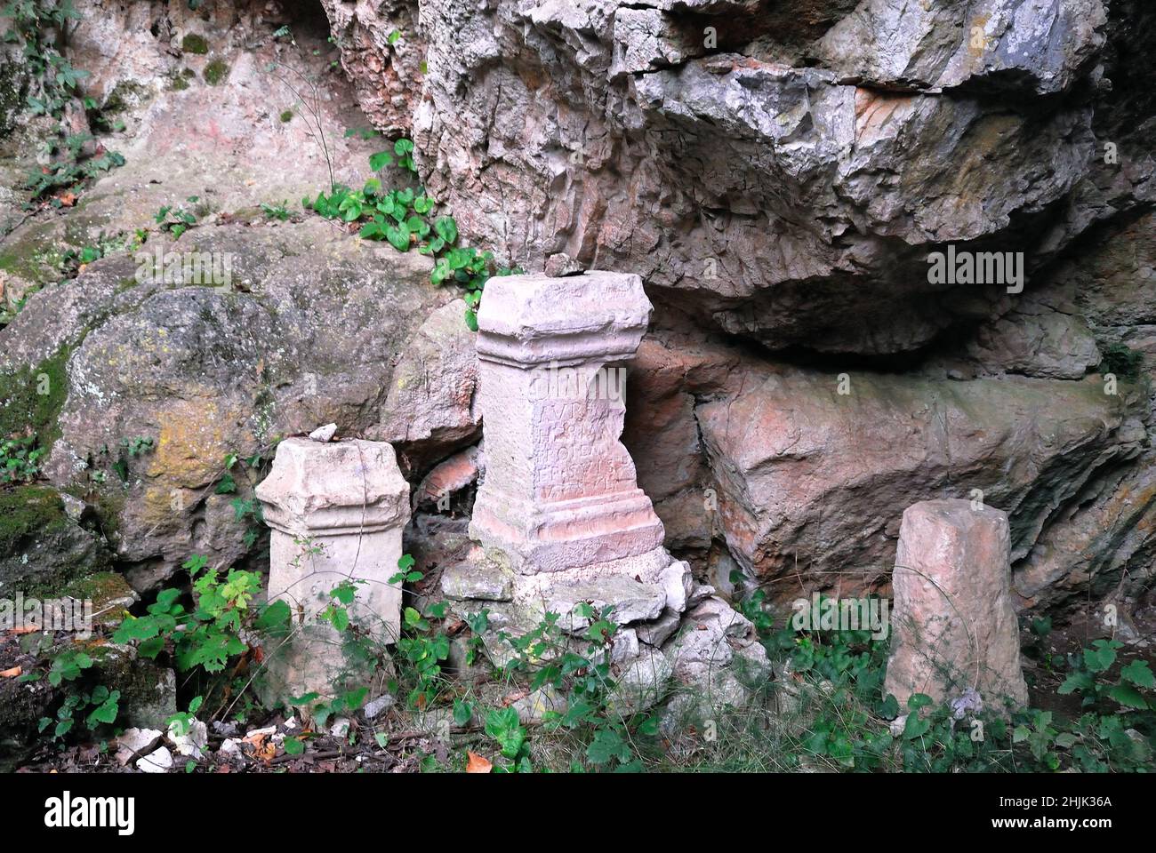 Das Duino Mithraeum ist ein Mithraeum in der Nähe von Duino, in der Provinz Triest, Nordostitalien. Mithraea waren Kultstätten für die Anhänger der römischen Mysterienreligion, die als die mithraischen Mysterien bekannt ist. Im Gegensatz zu den meisten anderen Mithraea ist das Duino Mithraeum eine natürliche Höhle. Stockfoto Das Duino Mithraeum ist ein Mithraeum in der Nähe von Duino, in der Provinz Triest, Nordostitalien. Mithraea waren Kultstätten für die Anhänger der römischen Mysterienreligion, die als die mithraischen Mysterien bekannt ist. Im Gegensatz zu den meisten anderen Mithraea ist das Duino Mithraeum eine natürliche Höhle. Stockfoto