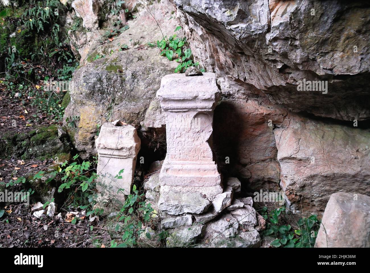 Das Duino Mithraeum ist ein Mithraeum in der Nähe von Duino, in der Provinz Triest, Nordostitalien. Mithraea waren Kultstätten für die Anhänger der römischen Mysterienreligion, die als die mithraischen Mysterien bekannt ist. Im Gegensatz zu den meisten anderen Mithraea ist das Duino Mithraeum eine natürliche Höhle. Stockfoto Das Duino Mithraeum ist ein Mithraeum in der Nähe von Duino, in der Provinz Triest, Nordostitalien. Mithraea waren Kultstätten für die Anhänger der römischen Mysterienreligion, die als die mithraischen Mysterien bekannt ist. Im Gegensatz zu den meisten anderen Mithraea ist das Duino Mithraeum eine natürliche Höhle. Stockfoto