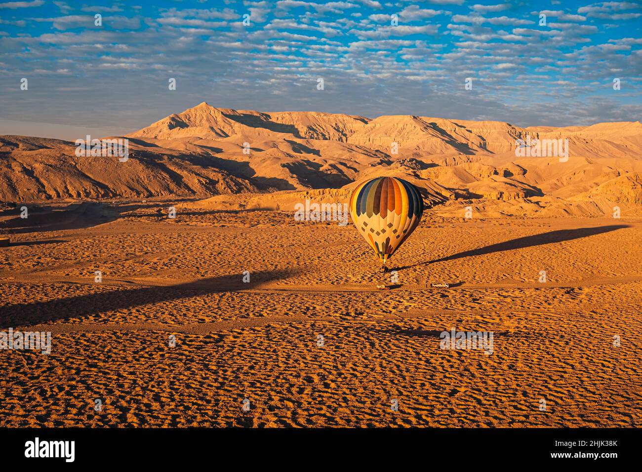 Blick auf einen einzigen Heißluftballon in luxor ägypten, der am Ende der Fahrt an einem beliebigen Ort landet. Viele Menschen sind sich nicht bewusst, dass Ballons tatsächlich landen ich Stockfoto