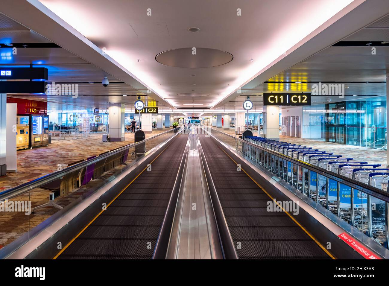 Singapur - Januar 2022: Architektur des Abflugterminals des Flughafens Singapur Changi. Der Flughafen Singapur Changi ist einer der größten Flughäfen in Asien. Stockfoto