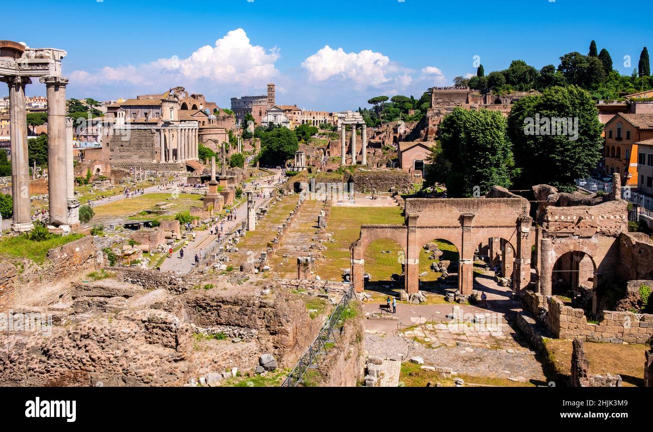 Rom, Italien - 25. Mai 2018: Panorama des Forum Romanum mit dem Saturn