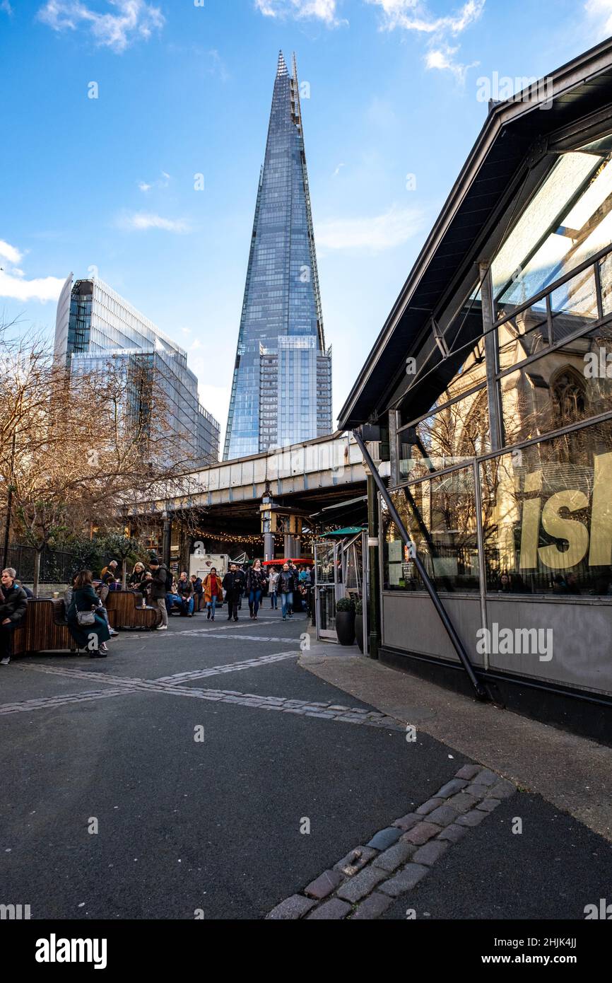 London England Großbritannien, 29. Januar 2022, Borough Market mit dem Shard im Hintergrund und Käufern gegen Den blauen Himmel Stockfoto