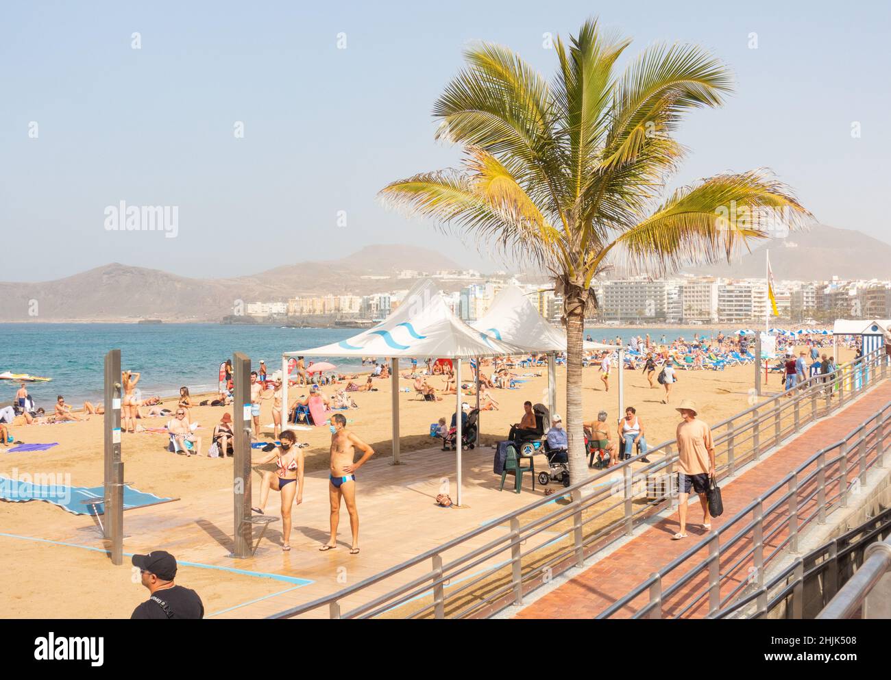Las Palmas, Gran Canaria, Kanarische Inseln, Spanien. 30th. Januar 2022.  Schwellende Hitze für Touristen, viele Briten, am Stadtstrand in Las Palmas  auf Gran Canaria, während heiße und staubige Winde, die aus der