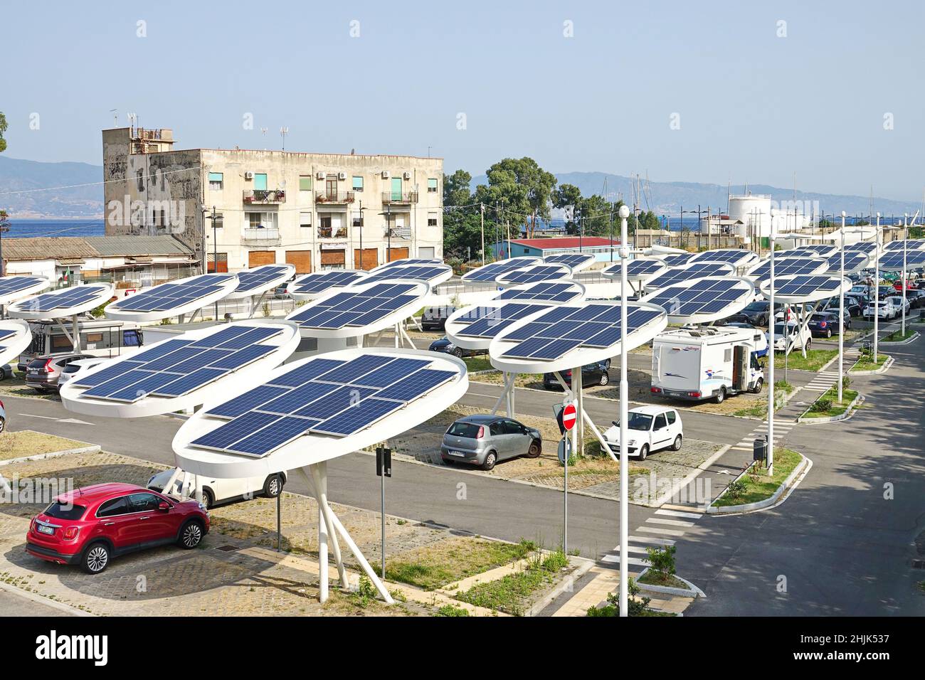 Sonnenkollektoren auf einem Parkplatz. Unternehmen installieren erneuerbare Energiequellen, um ihre CO2-Bilanz zu reduzieren. Reggio Calabria, Italien - Juli 2021 Stockfoto