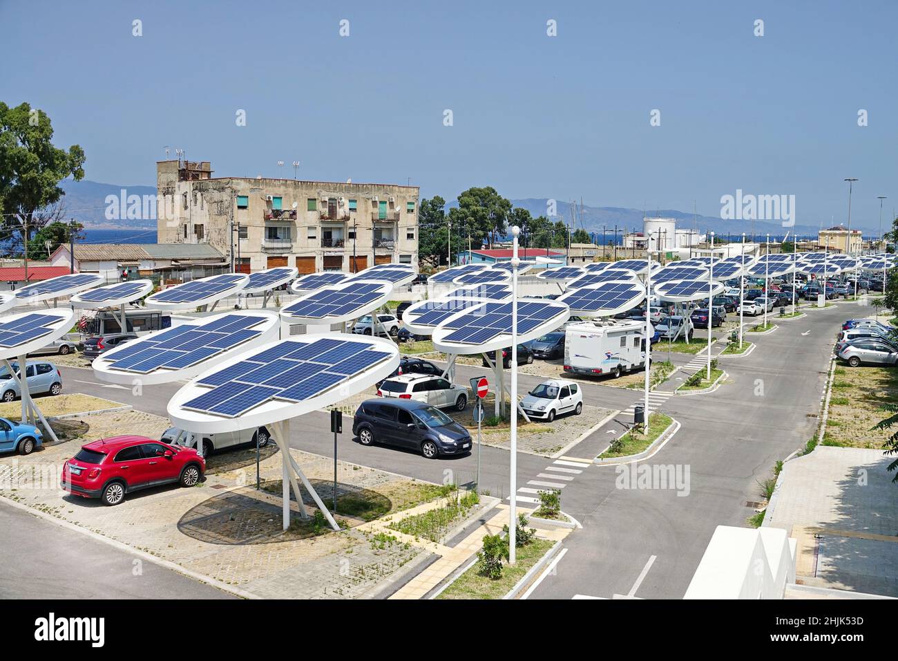 Sonnenkollektoren auf einem Parkplatz. Unternehmen installieren erneuerbare Energiequellen, um ihre CO2-Bilanz zu reduzieren. Reggio Calabria, Italien - Juli 2021 Stockfoto