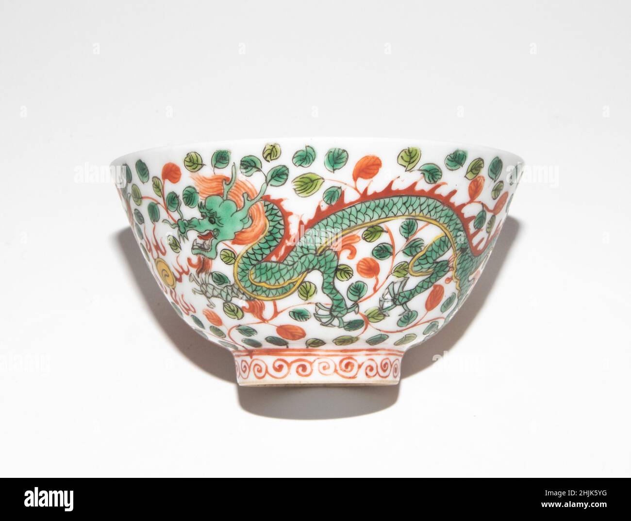 Ein chinesisches Porzellangehäuse mit phoenix und fünf Klauen Drachen Design. Chia-Ching Jiajing mit sechs Zeichen Stockfoto