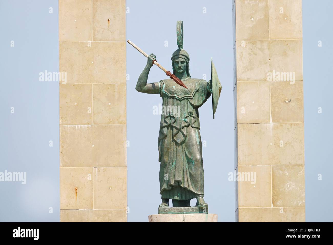 Statue der Göttin Athene und Denkmal für Vittorio Emanuele in der Arena dello Stretto in Reggio Calabria, Italien. Reggio Calabria, Italien - Juli 2021 Stockfoto
