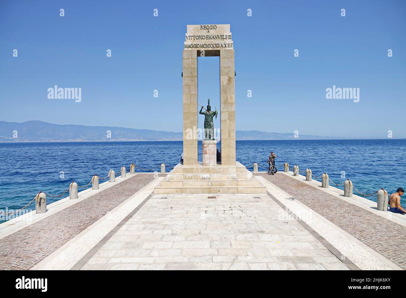 Statue der Göttin Athene und Denkmal für Vittorio Emanuele in der Arena dello Stretto in Reggio Calabria, Italien. Reggio Calabria, Italien - Juli 2021 Stockfoto