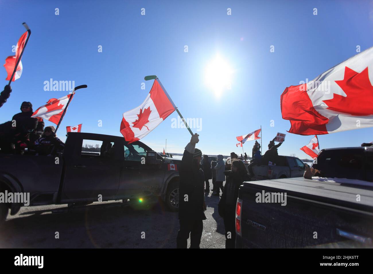 Freedom Convoy 2022 LKWs, die den Highway 417 in Richtung Ottawa abfahren, um gegen Zwangsmaßnahmen verhängte Mandate zu protestieren. 29. Januar 2022 Stockfoto