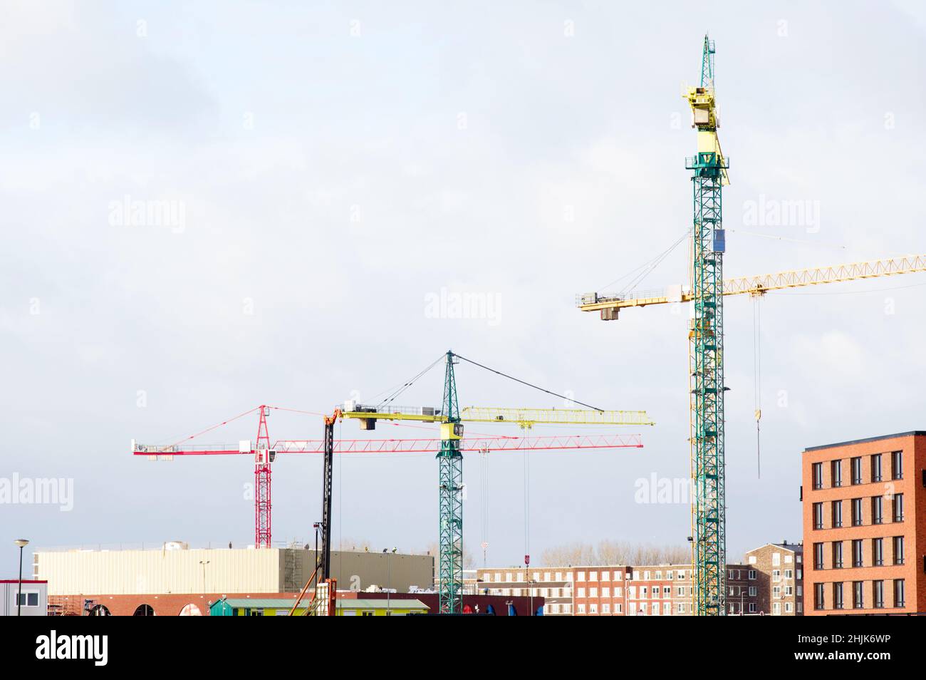 Bau im Bau mit großen Kranen auf der Oberseite in Nijmegen in den Niederlanden Stockfoto