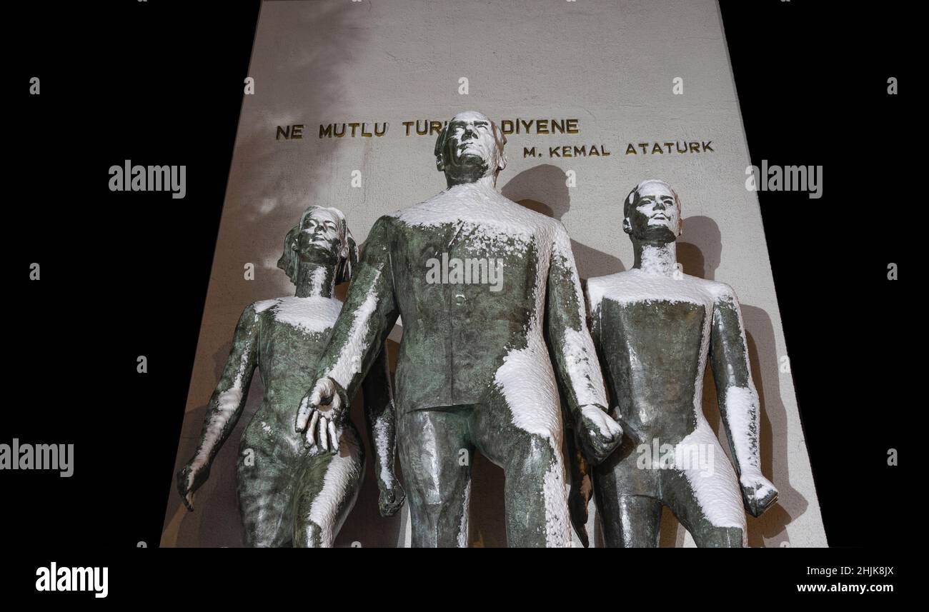 Ansicht der mit Schnee bedeckten Atatürk-Statue in Uskudar, Istanbul. Stockfoto