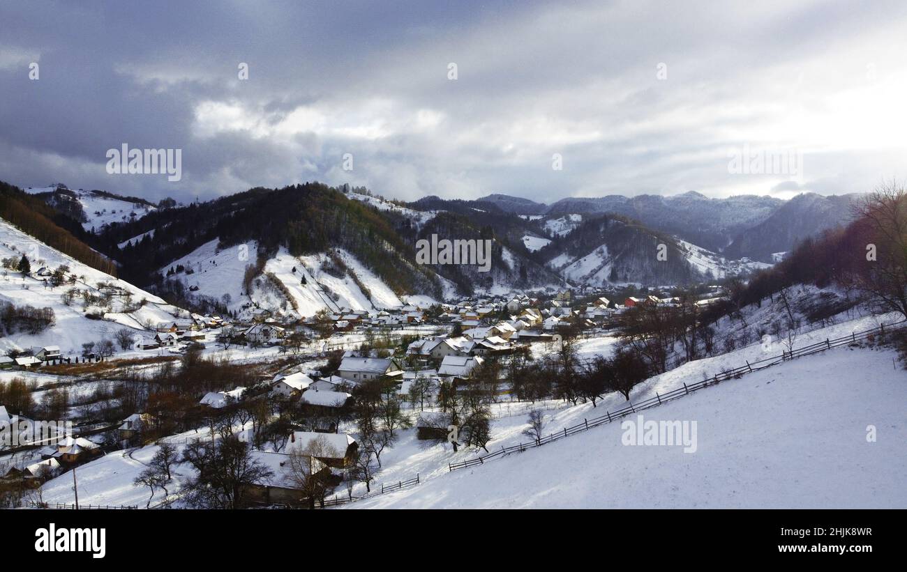 Ländliche Winterszene eines verschneiten Dorfes im Wald Stockfoto