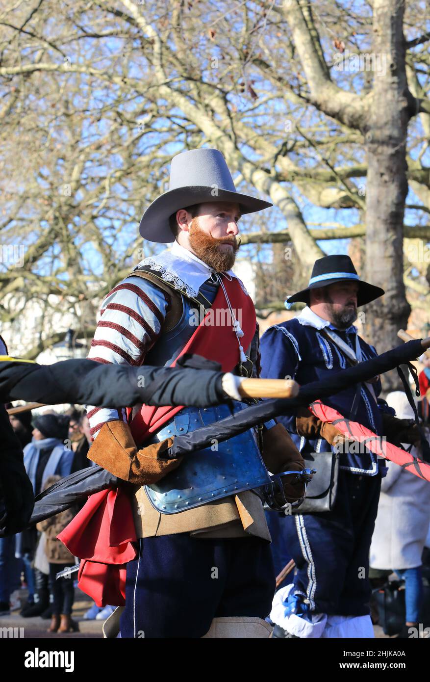 London, Großbritannien, Januar 30th 2022. Der jährliche marsch der englischen Bürgerkriegsgesellschaft durch die Mall zum Gedenken an die Hinrichtung von König Charles 1 am 30th 1649. Januar. Menschenmengen versammelten sich, um die Wintersonne zu beobachten. Kredit : Monica Wells/Alamy Live Nachrichten Stockfoto