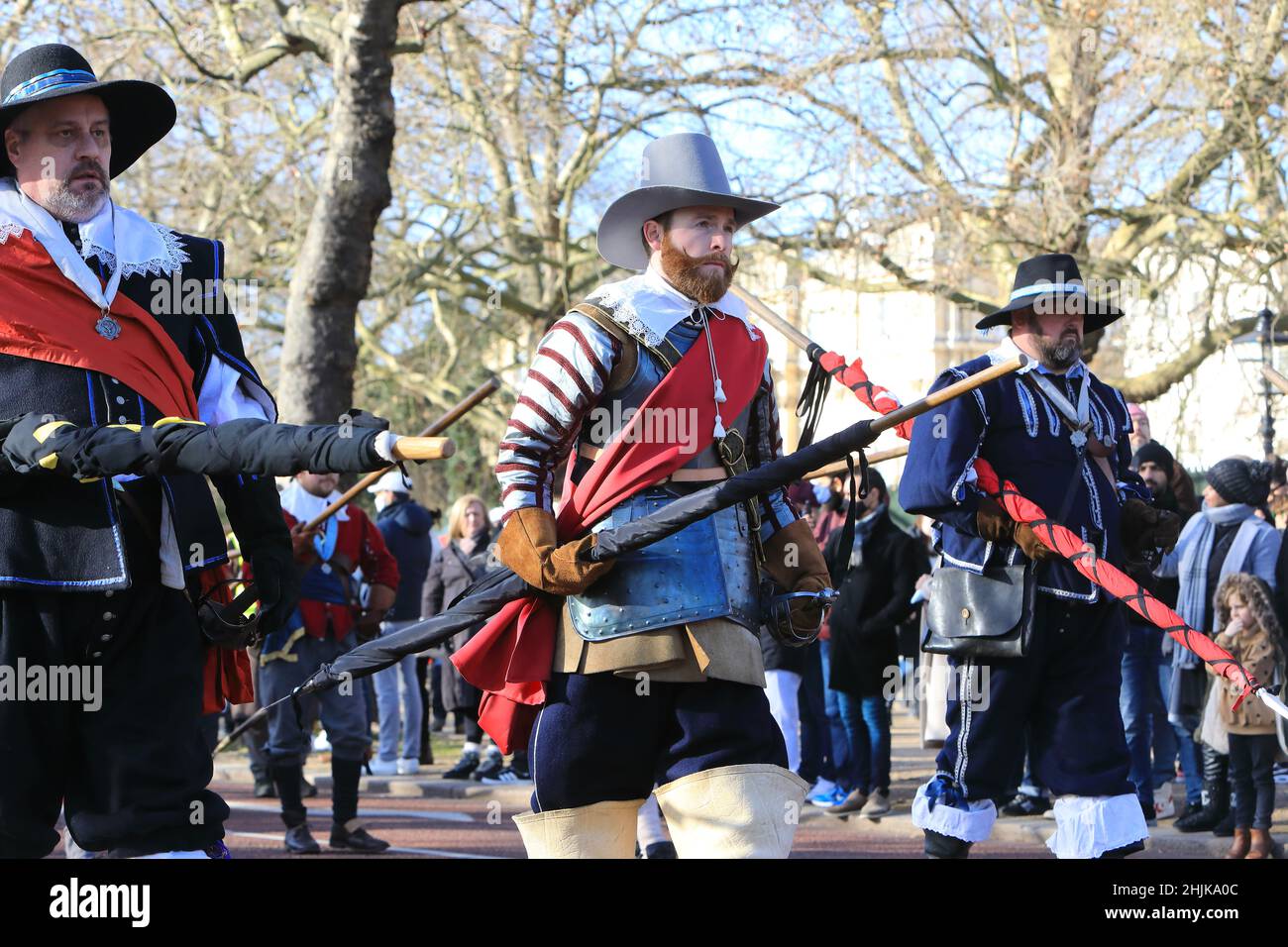 London, Großbritannien, Januar 30th 2022. Der jährliche marsch der englischen Bürgerkriegsgesellschaft durch die Mall zum Gedenken an die Hinrichtung von König Charles 1 am 30th 1649. Januar. Menschenmengen versammelten sich, um die Wintersonne zu beobachten. Kredit : Monica Wells/Alamy Live Nachrichten Stockfoto