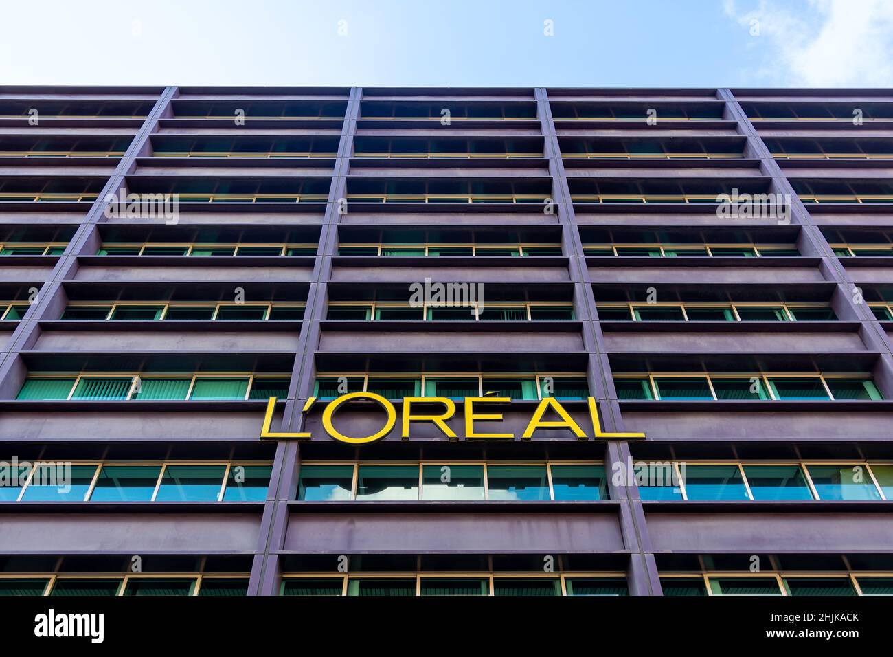 Fassade des Welthauptsitzes der L'Oreal Group, eines internationalen französischen Industriekonzerns, der weltweit führend im Bereich kosmetischer Produkte ist Stockfoto