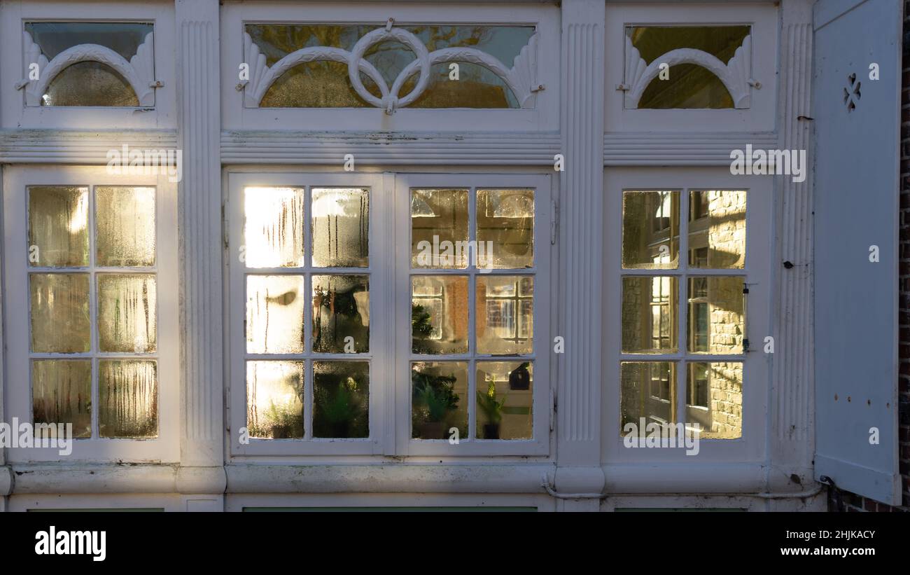 Reise Dänemark: Die Morgensonne scheint in Møgeltønder durch die Fenster mit Glasleisten golden Stockfoto