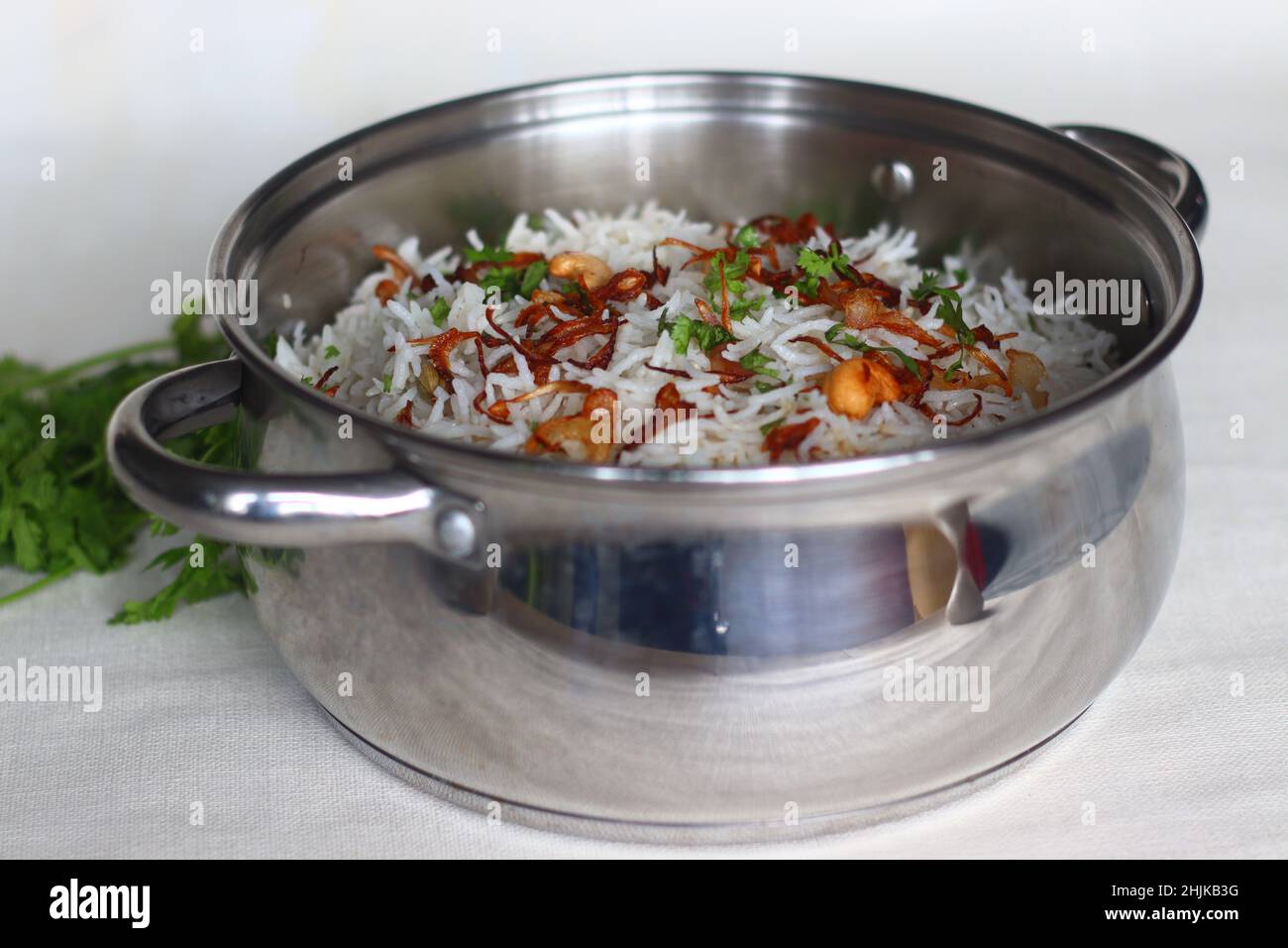 Biryani im topf -Fotos und -Bildmaterial in hoher Auflösung – Alamy