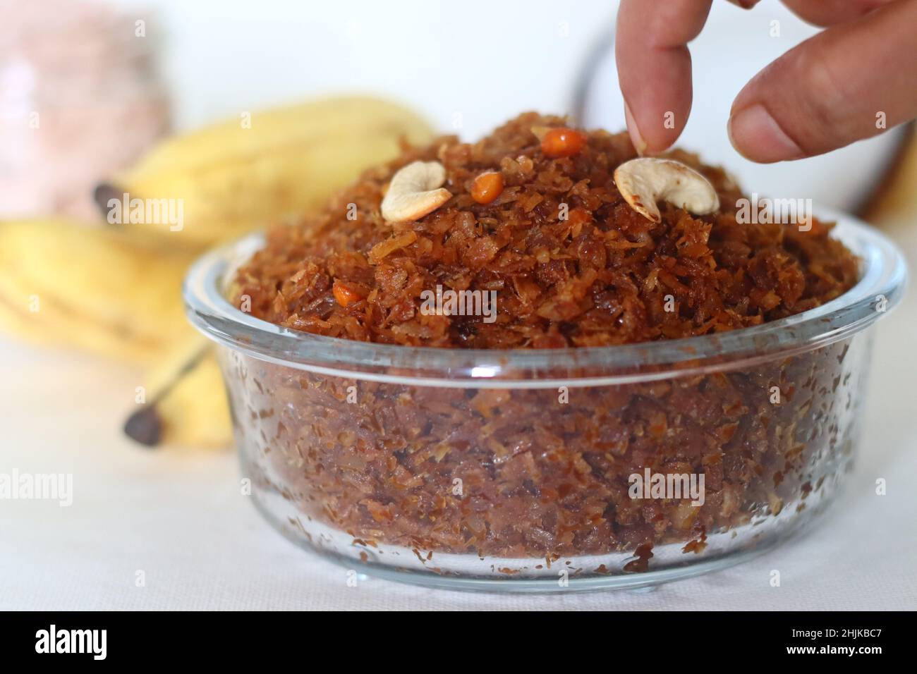 Abgeflachtes Reis, gesüßt mit Zuckerrübe. Aval Vilayichathu ist ein beliebter süßer Snack aus Kerala, der aus geschlagenem Reis, Kokosnuss und Jaggery hergestellt wird. Auf Weiß geschossen Stockfoto