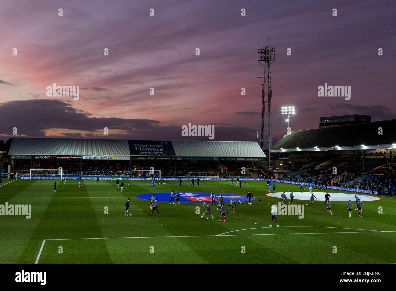 Die Spieler wärmen sich vor dem Sky Bet Championship-Spiel im Weston Homes Stadium, Peterborough, auf. Bilddatum: Samstag, 29. Januar 2022. Stockfoto