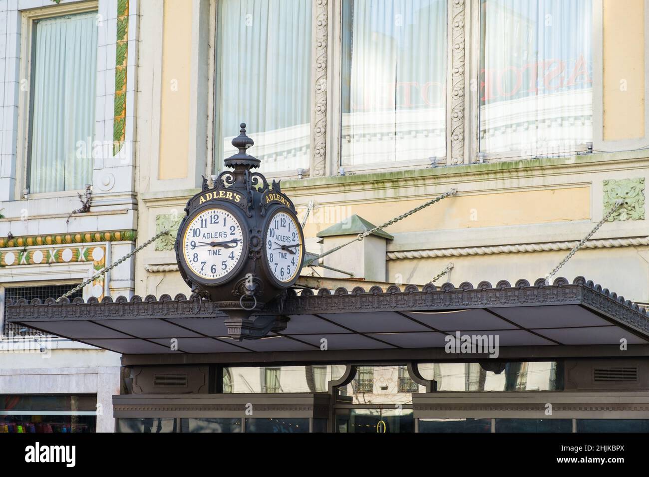 NEW ORLEANS, LA, USA - 23. JANUAR 2022: Uhr und aufwändiger Überhang vor dem Adler's Jewelry Store auf der Canal Street Stockfoto