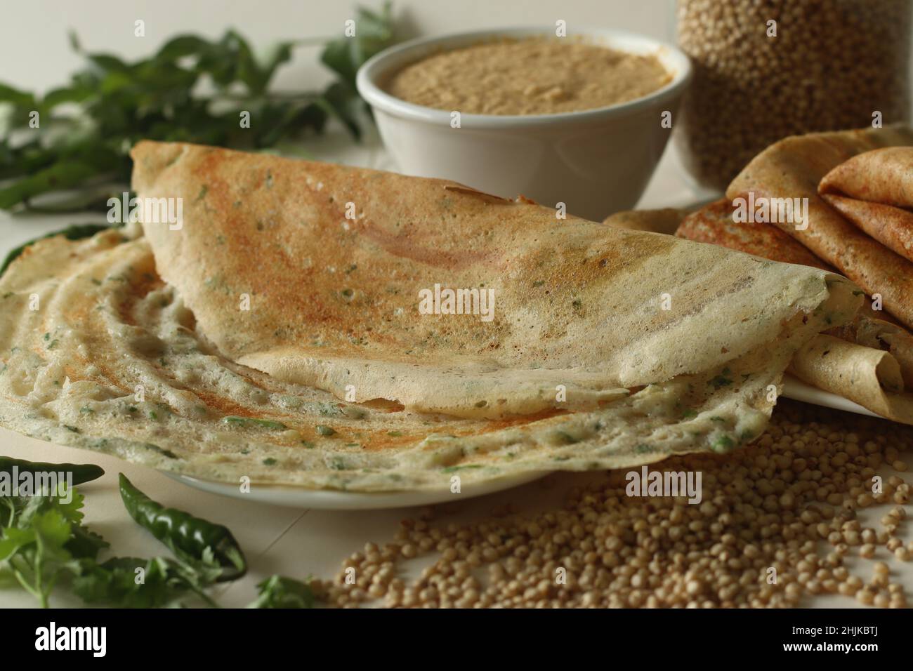 Jowar Dosa. Ein herzhaftes Crepe aus Jowar-Mehl. Goldene knusprige Dosa aus Jowarmehl, Zwiebeln, Kreuzkümmel, Ingwer, grünem Chili und Cor Stockfoto