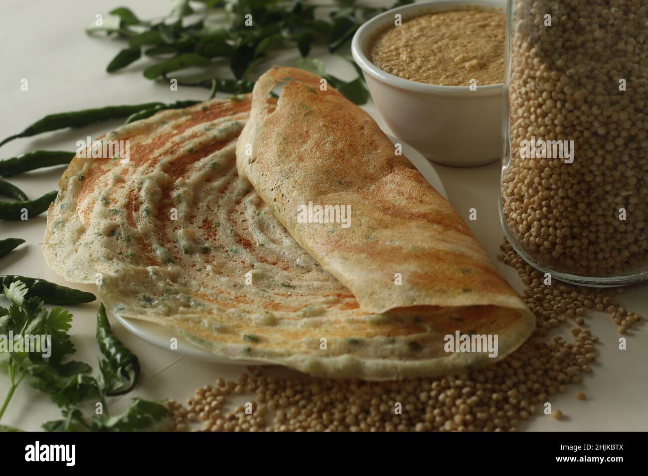 Jowar Dosa. Ein herzhaftes Crepe aus Jowar-Mehl. Goldene knusprige Dosa aus Jowarmehl, Zwiebeln, Kreuzkümmel, Ingwer, grünem Chili und Cor Stockfoto