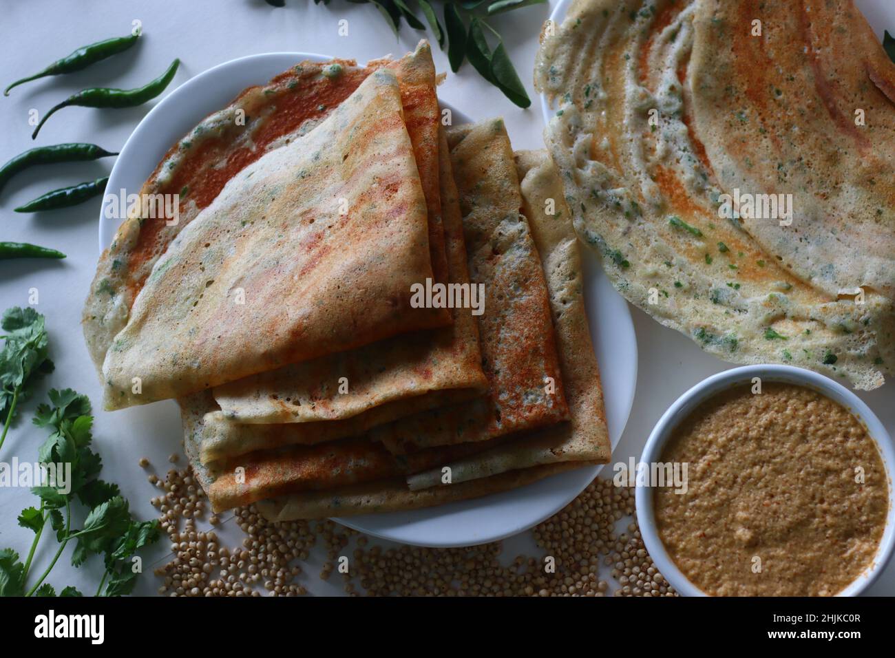 Jowar Dosa. Ein herzhaftes Crepe aus Jowar-Mehl. Goldene knusprige Dosa aus Jowarmehl, Zwiebeln, Kreuzkümmel, Ingwer, grünem Chili und Cor Stockfoto