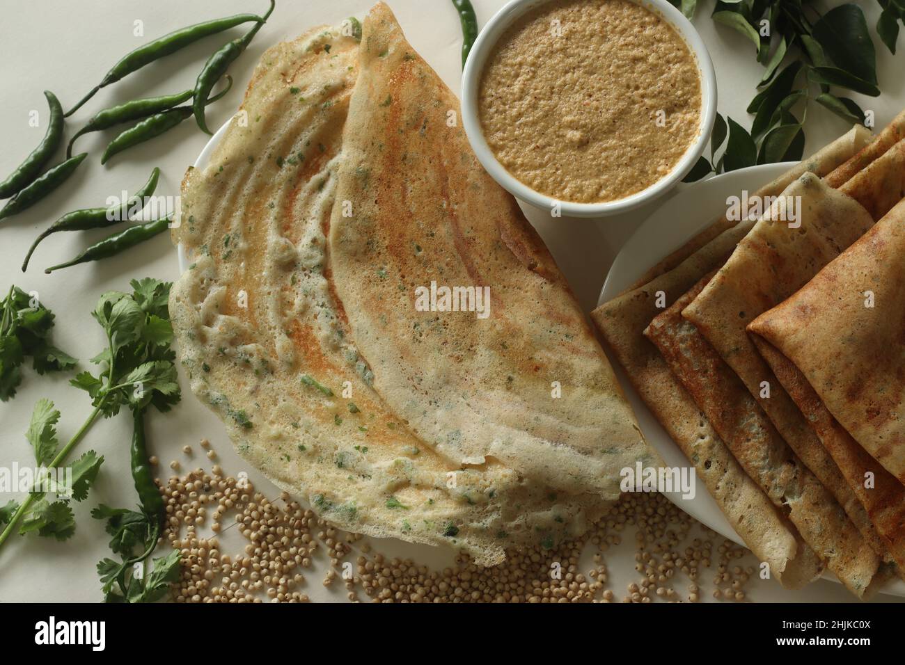 Jowar Dosa. Ein herzhaftes Crepe aus Jowar-Mehl. Goldene knusprige Dosa aus Jowarmehl, Zwiebeln, Kreuzkümmel, Ingwer, grünem Chili und Cor Stockfoto