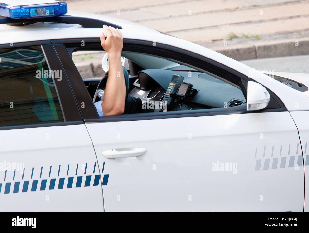 Polizei auf Patrouille. Auto mit Polizeimann im Auto. Stockfoto