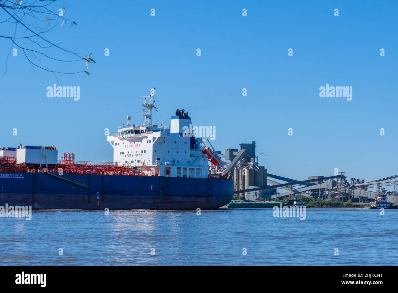 NEW ORLEANS, LA, USA - 29. JANUAR 2022: Stern des Öltankers Hafnia Violette fuhr flussabwärts auf dem Mississippi River an einem Getreideaufzug vorbei Stockfoto