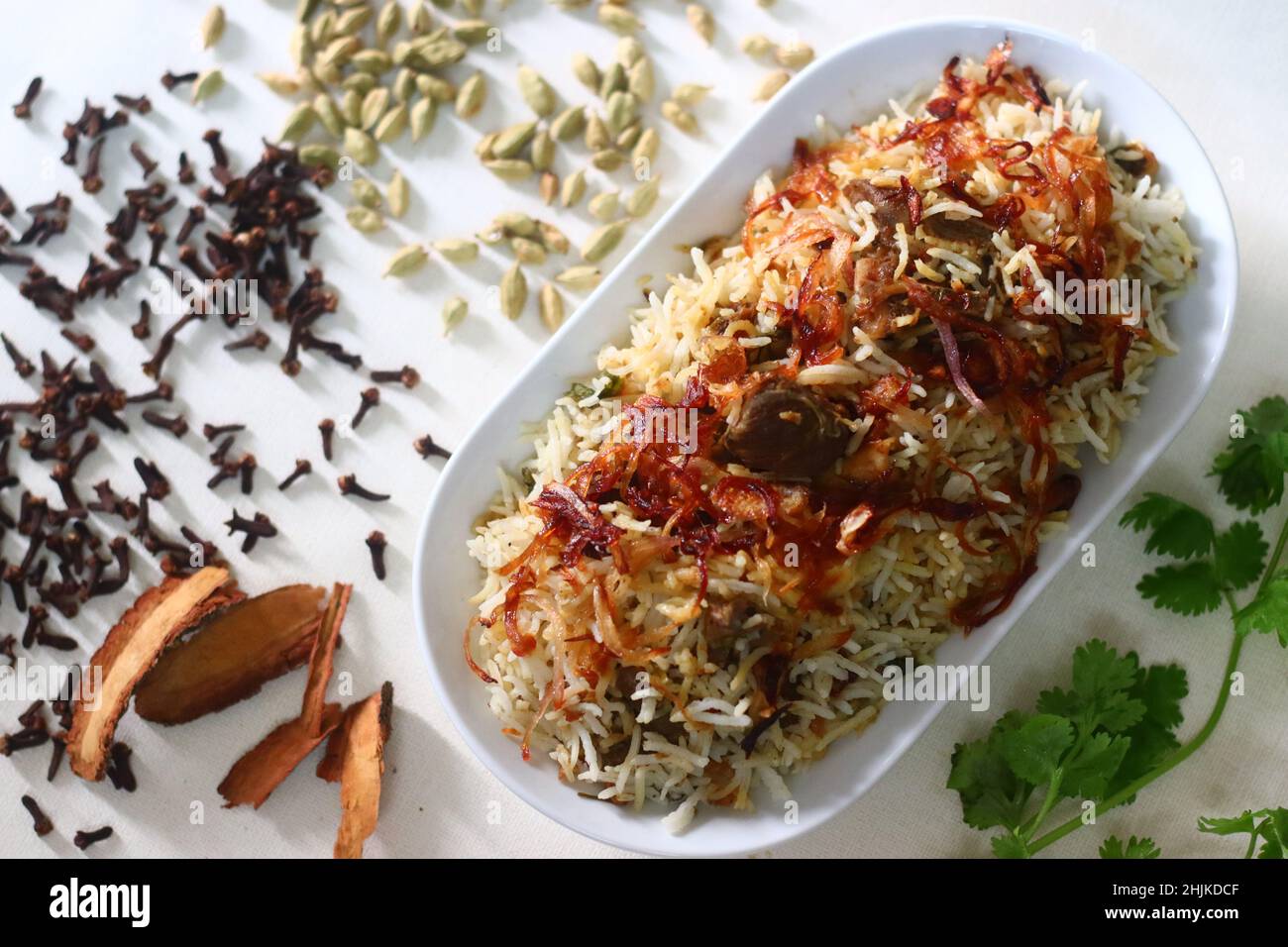 Hammelton Biryani. Ein Gericht, das mit Gewürzen zwischen leicht gewürztem Ghee-Reis mit einem großzügigen Spritzer karamellisierter Zwiebeln und mariniertem Mutton zubereitet wird Stockfoto